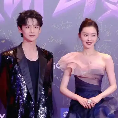 胡歌在朝鲜和宋轶一起担任主持人两人都穿喜庆的红色衣服