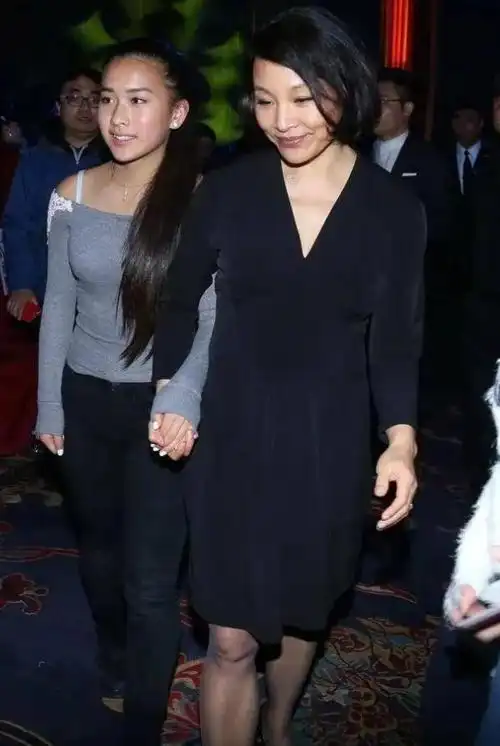 陈冲晒全家福!61岁的她风韵犹存,两女儿身材高挑遗传妈妈高颜值