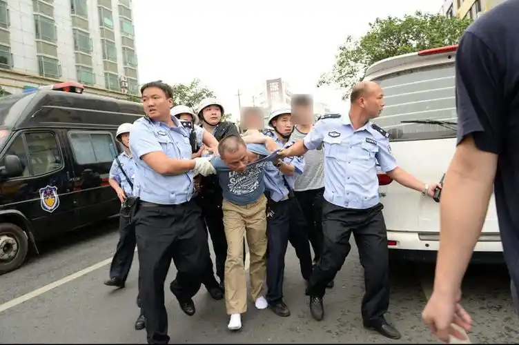 杀人犯被警方围捕从7楼高公寓跳下图