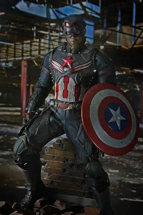 复4之后 猎鹰山姆接过老年的美队交予的盾牌 成为了第二代队长 自己