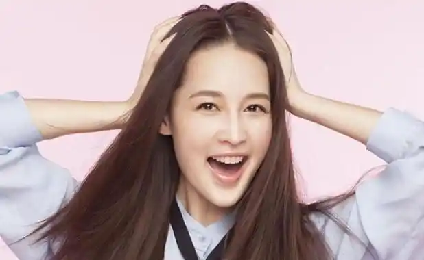 紧跟时尚潮流 李沁卷毛