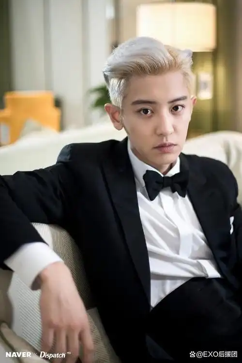 白衬衣的纯净与黑西装的沉稳交织在一起,将朴灿烈的气质衬托得更加