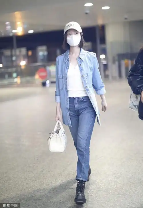 组图:毛晓彤穿牛仔衣抵达机场 配色清爽短发干练气质好