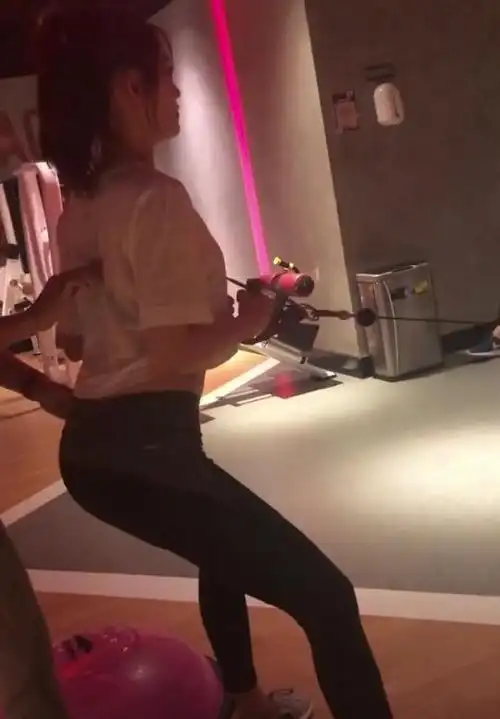 祝绪丹穿半裙秀长腿身材在嘉行4朵金花中拔尖难怪获杨幂力捧