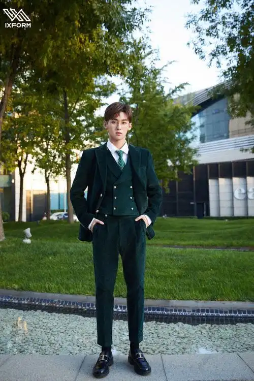 唐九洲今日活动造型96墨绿复古西装搭配金丝框眼镜,妥妥的绅士帅哥