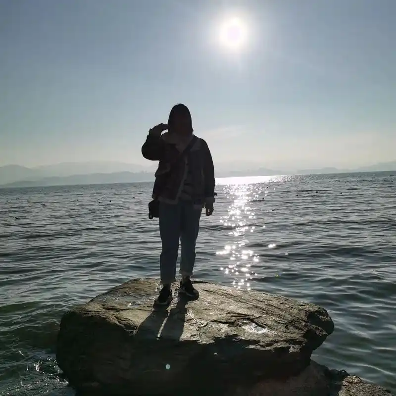 一个人散步是和地球的约会 #在变老的路上善待自己 #看窗外 - 抖音