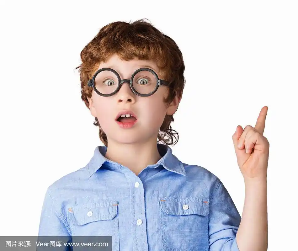 一个戴着圆眼镜的英俊男孩的肖像