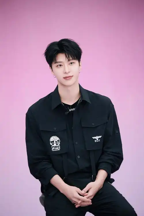 范丞丞adam0616 飒然回眸间,点亮街头