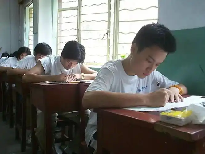 有人整理了42年来的高考照片被2002年那张狠扎了一下心