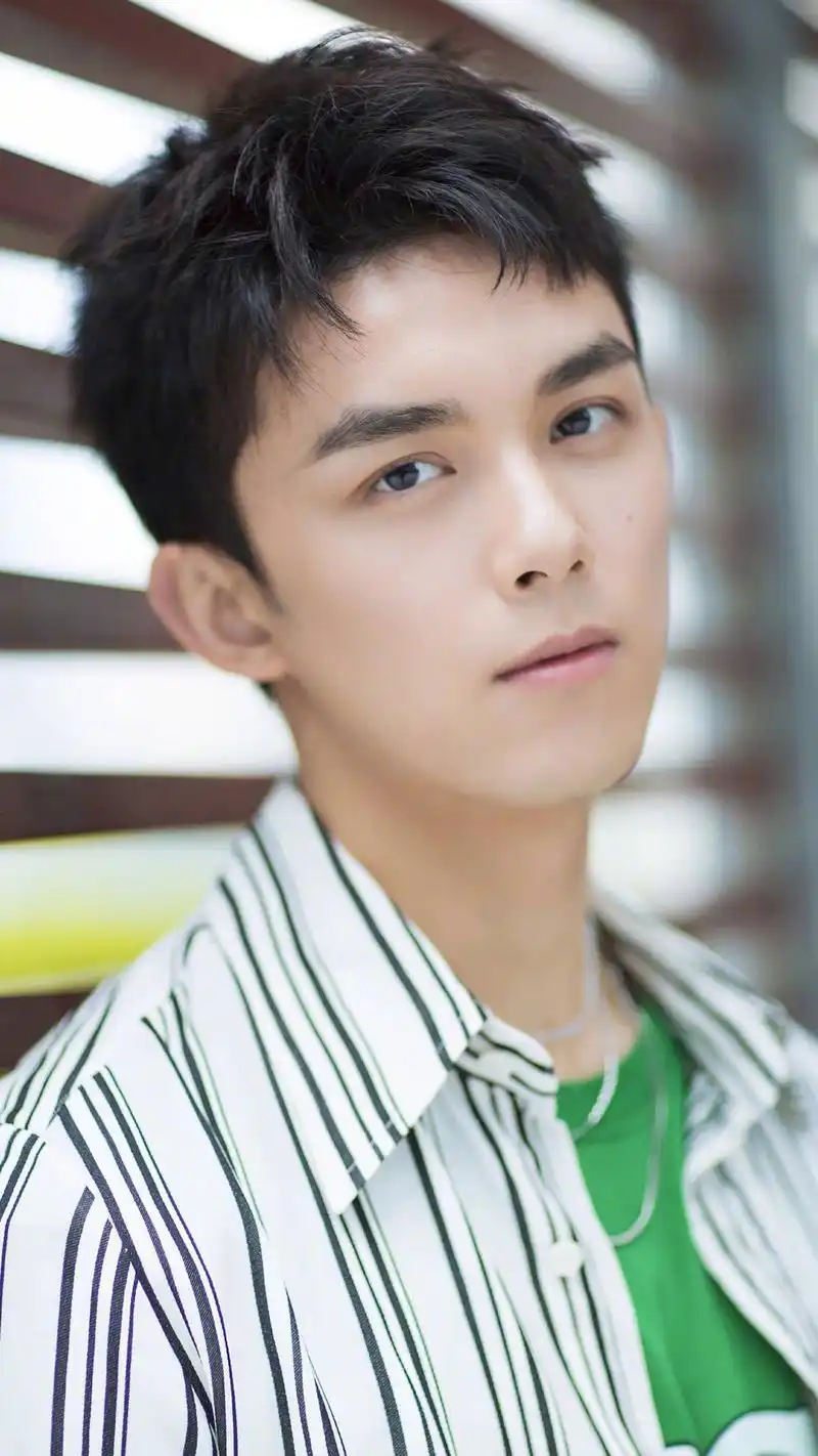 吴磊清秀帅气写真手机壁纸,分享一组吴磊清秀帅气的手机壁纸,高颜值的