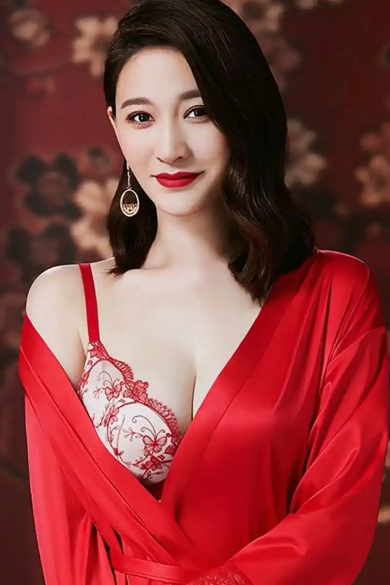 44岁李小冉:168cm的黄金三围腰臀比,亚洲最美"性感花瓶"!