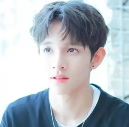 最好看的男生中分发型造型