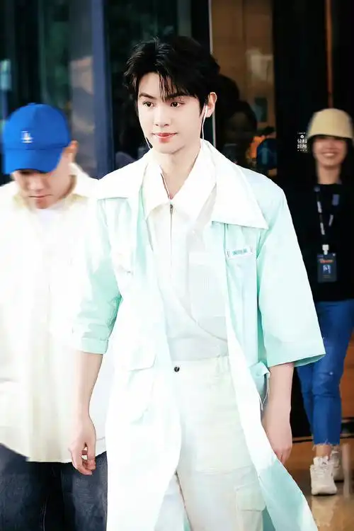 黄明昊薄荷绿工作服造型