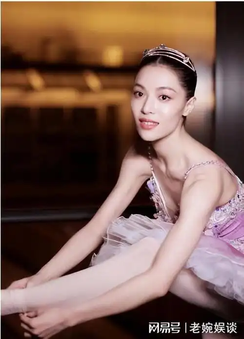 钟楚曦身上条条带带很性感大嘴美女吃四方优雅又大气旺夫相