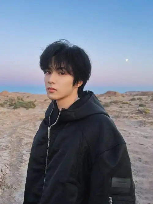 张真源发刘耀文玩雪照