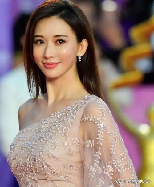 49岁林志玲露面,穿宽松长裙气质大变,网友:日本主妇化了