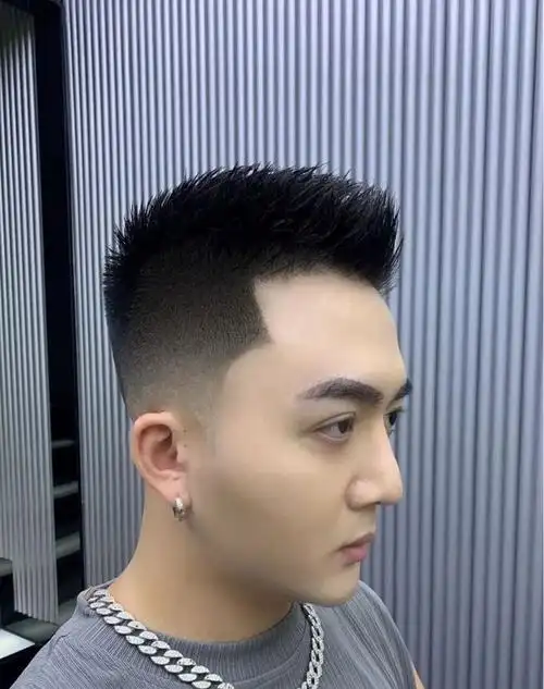 男士短寸头可以说是男发当中剪得最多的一种发型了,简单利落显精神.