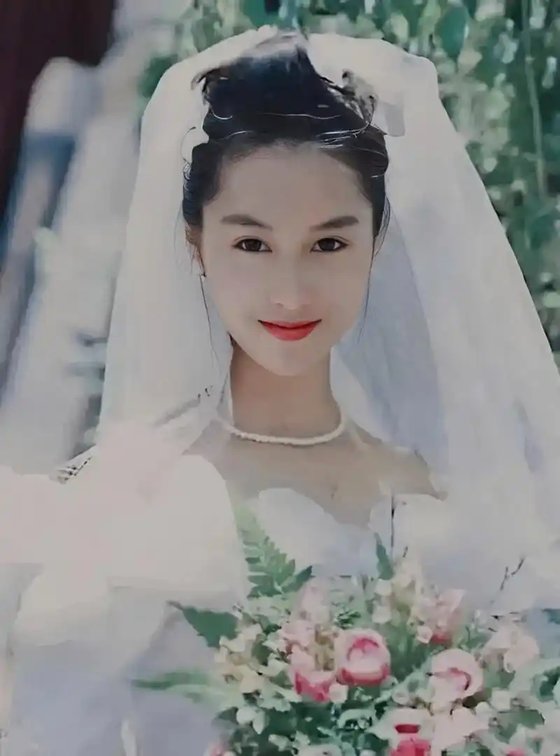 这是女神朱茵的一张婚纱照.