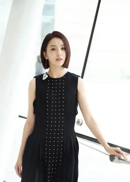 佟丽娅身着黑色流苏裙优雅秀美腿,金属质耳环配短发干练时尚