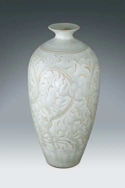 明白釉花卉纹梅瓶