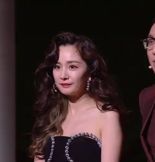 杨幂上节目生图,脸松垮还发福有双下巴,烫了卷发立马有大妈感!