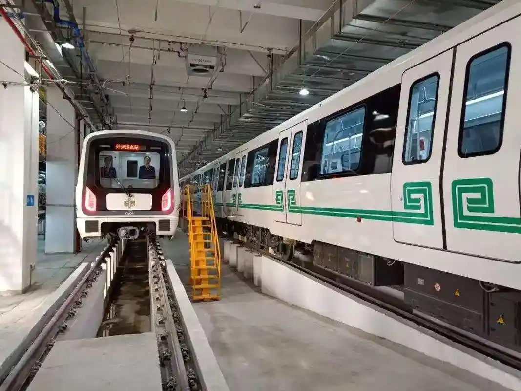 郑州建设一条地铁线标志色是梅花红列车采用6节编组a型