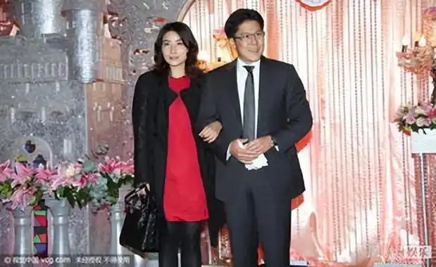 回顾郭晶晶父母搭经济舱参加婚礼还坐不到主桌她在霍家如何