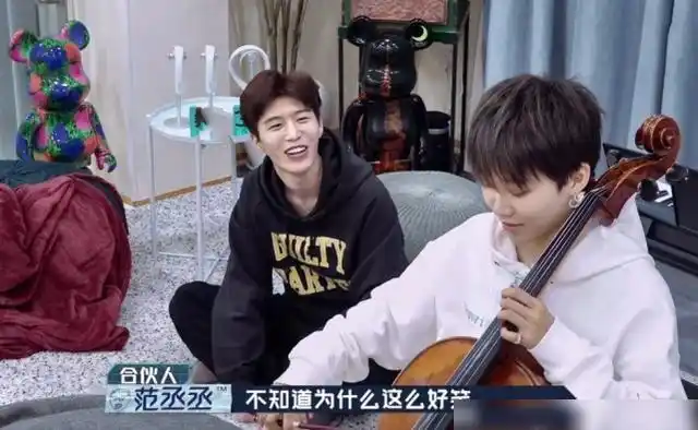 刘雨昕给范丞丞按摩时,手放位置完全是下意识,不愧是女友专属