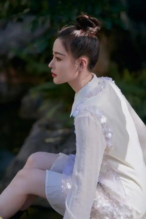 张天爱这次凹的丸子头,比上次活动look好看多了,乖巧又甜美