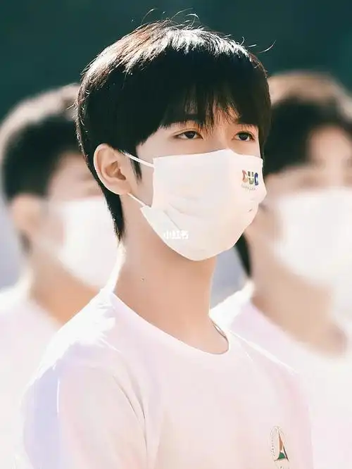 宝贝在学校好好照顾自己,注意保暖哦,也祝你在学校收获更多#贺峻霖