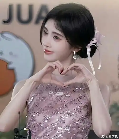 鞠婧祎直播#粉嫩嫩甜蜜蜜的小公主向你比心7815快来接受吧~鞠姐