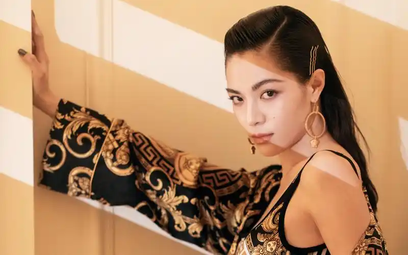 钟楚曦华丽潮服时尚写真高清桌面壁纸