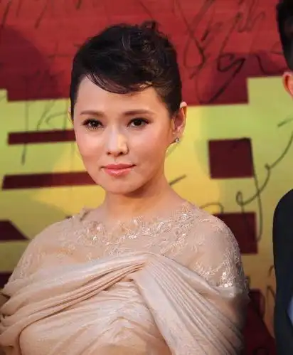 伊能静52岁还似少女,素颜情况下颜值依然在线,嫩得能掐出水来