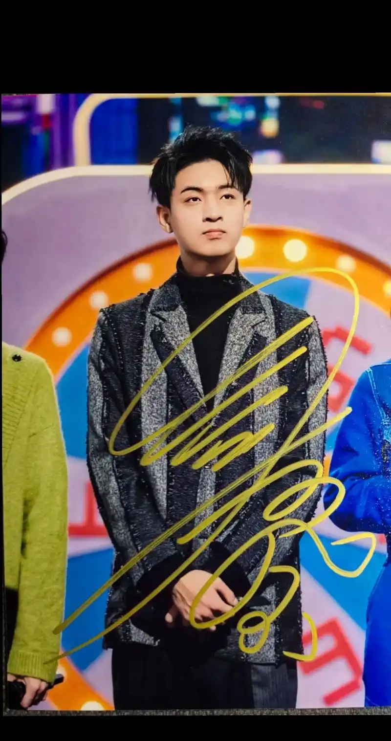 有签名了秦霄贤朋友送的当场给他磕三个头 #秦霄贤 #秦 - 抖音