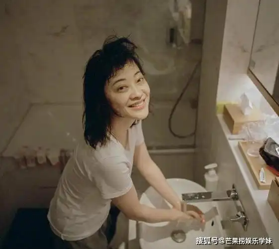 原创梅婷脚踩飞机舱位椅背被批,她凌晨发文道歉:我很不文明检讨自己