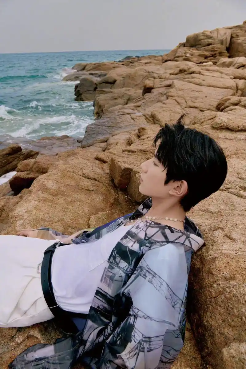 王源海边大片,安静的少年将它的心事倾诉给温柔又浪漫的海风