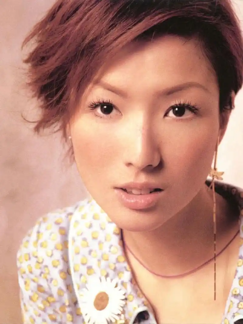 无意中看到郑秀文近照,体脂率好低啊,51岁的状态真不错!