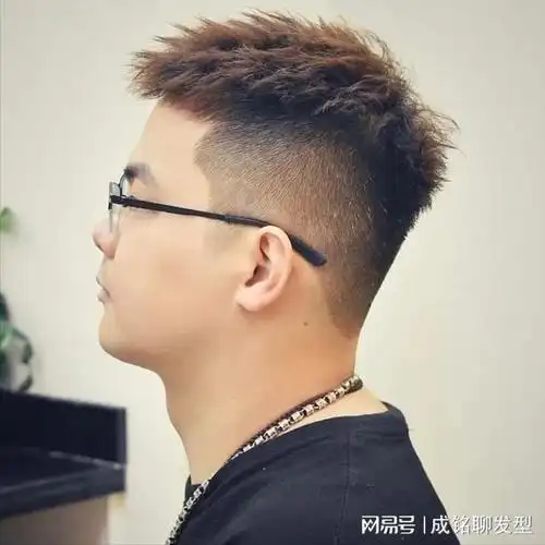 还要注重发型的打理,因为烫过的头发容易产生毛躁感,所以只能通过精心