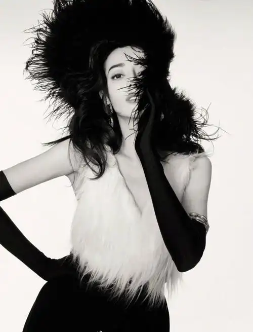 1/ 15 搜狐娱乐讯 12月1日,迪丽热巴登上《时尚芭莎》电子杂志mini