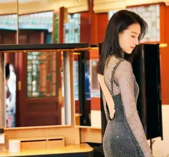 董洁最近时尚大片曝光,穿镂空礼服大显身材,43岁犹如少女