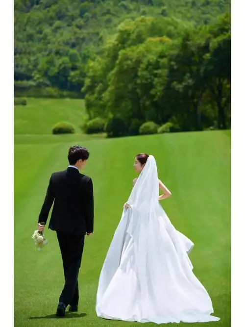刘畊宏女孩的草坪外景婚纱照真的太好看啦