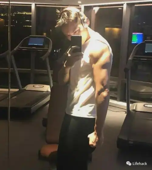 真可谓戏拍到哪里,健身房就在哪里 陈伟霆的肌肉线条 应该是最符合