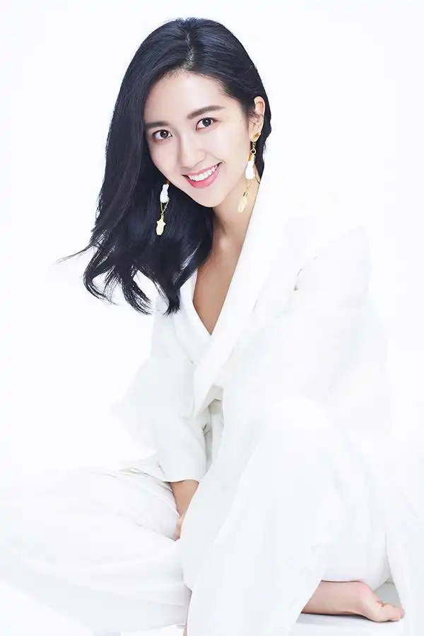 不凉校花许龄月曝光最新写真 随性优雅气质佳