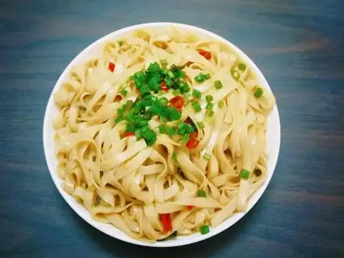 满屋飘香的葱油拌面,超简单零难度,10分钟搞定,简直赞的不得了