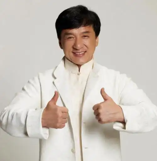 67岁成龙晒庆生照称工作是对生日最大的尊重顶着腰伤筹备新戏