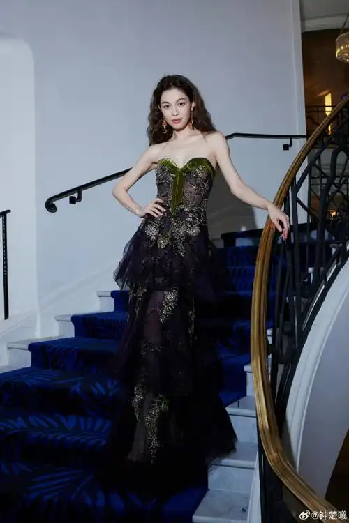 钟楚曦戛纳的妆是自己化的#太美了,红毯就是钟姐的统治区啊!