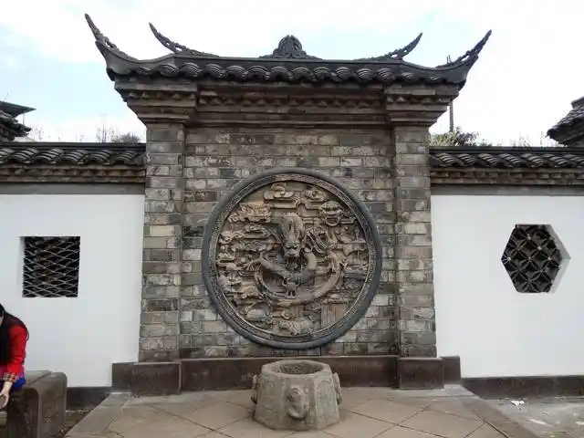 成都龙泉山上的驿道泉眼