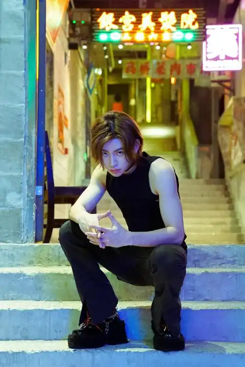 小鬼力量感手臂线条#歌手,制作人@小鬼-王琳凯氛围感港风大片抢先释