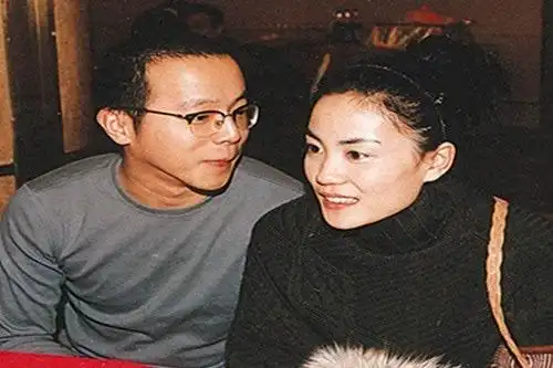 王菲前夫窦唯近照曝光 满脸胡渣向导购咨询衣服