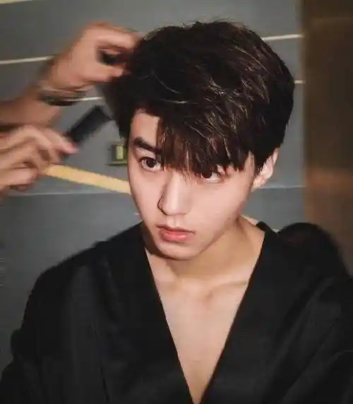 王俊凯的睡衣造型风格多样,揉眼睛,露锁骨,慵懒中又带有帅气!